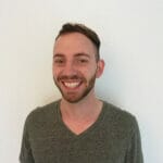 Ein Mann, der Grüntee mit einem echten Lächeln präsentiert.