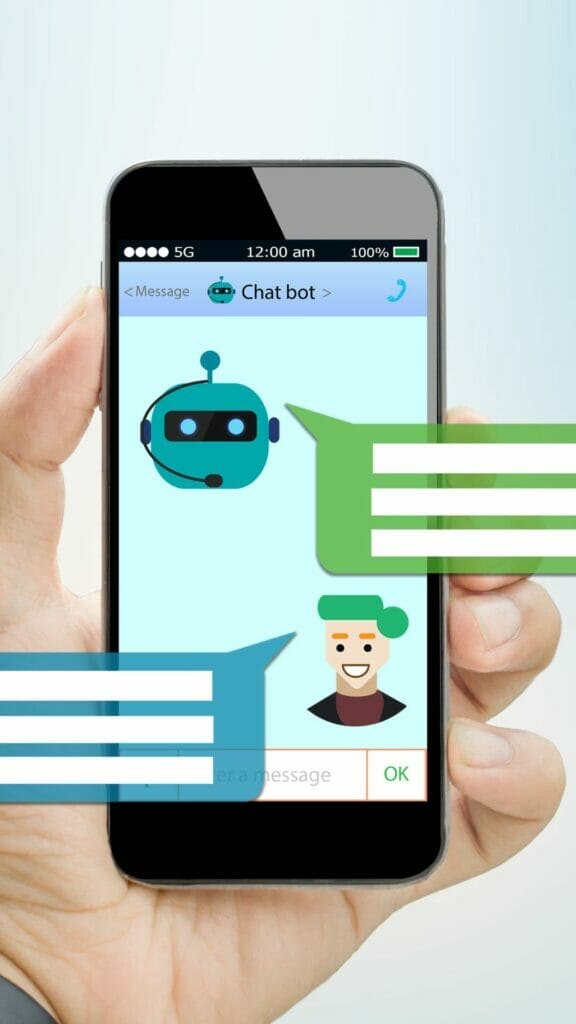 Eine Person hält ein Smartphone mit einem Grüntee Chatbot darauf.