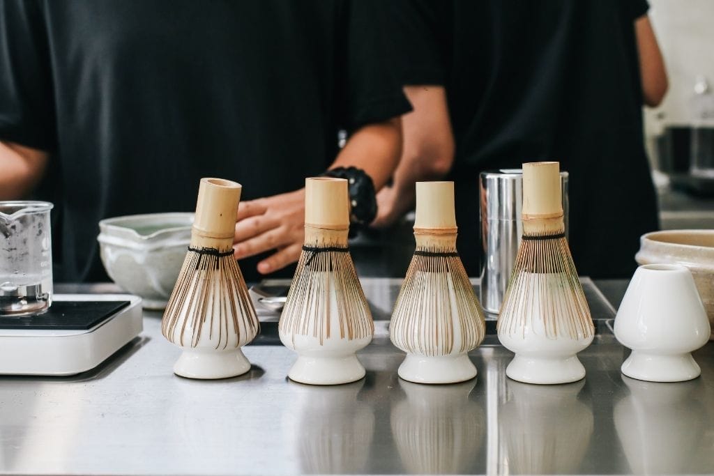 Grüner Tee Test Setup mit Matcha Besen und Teezubehör - professionelle Qualitätsprüfung
