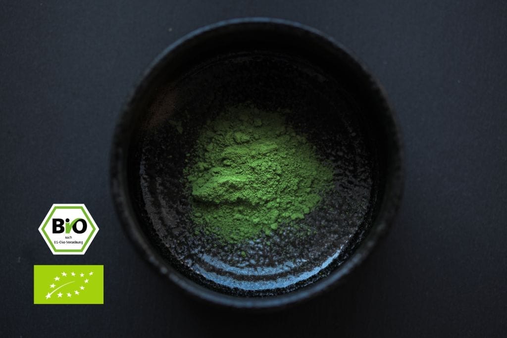 Matcha in Schale. Bio grüner Tee vs. konventionell. Was ist besser zum abnehmen?