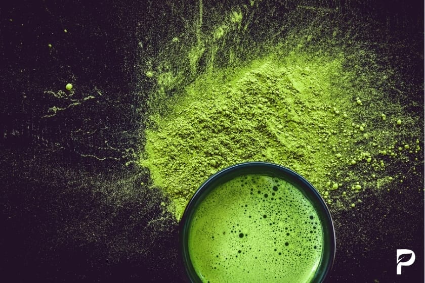 Hochwertige Matcha Schale mit cremigem grüner Tee Koffein Schaum auf dunklem Untergrund
