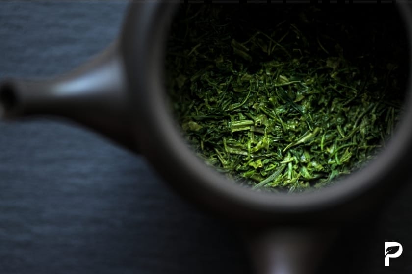 Kyusu mit aufgegossenen hochwertigen grünen Teeblättern nach traditioneller japanischer Zubereitung
