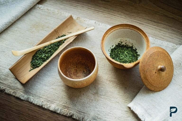 Traditionelle japanische Teezeremonie mit hochwertigen Utensilien - so wird grüner Tee gesund zubereitet